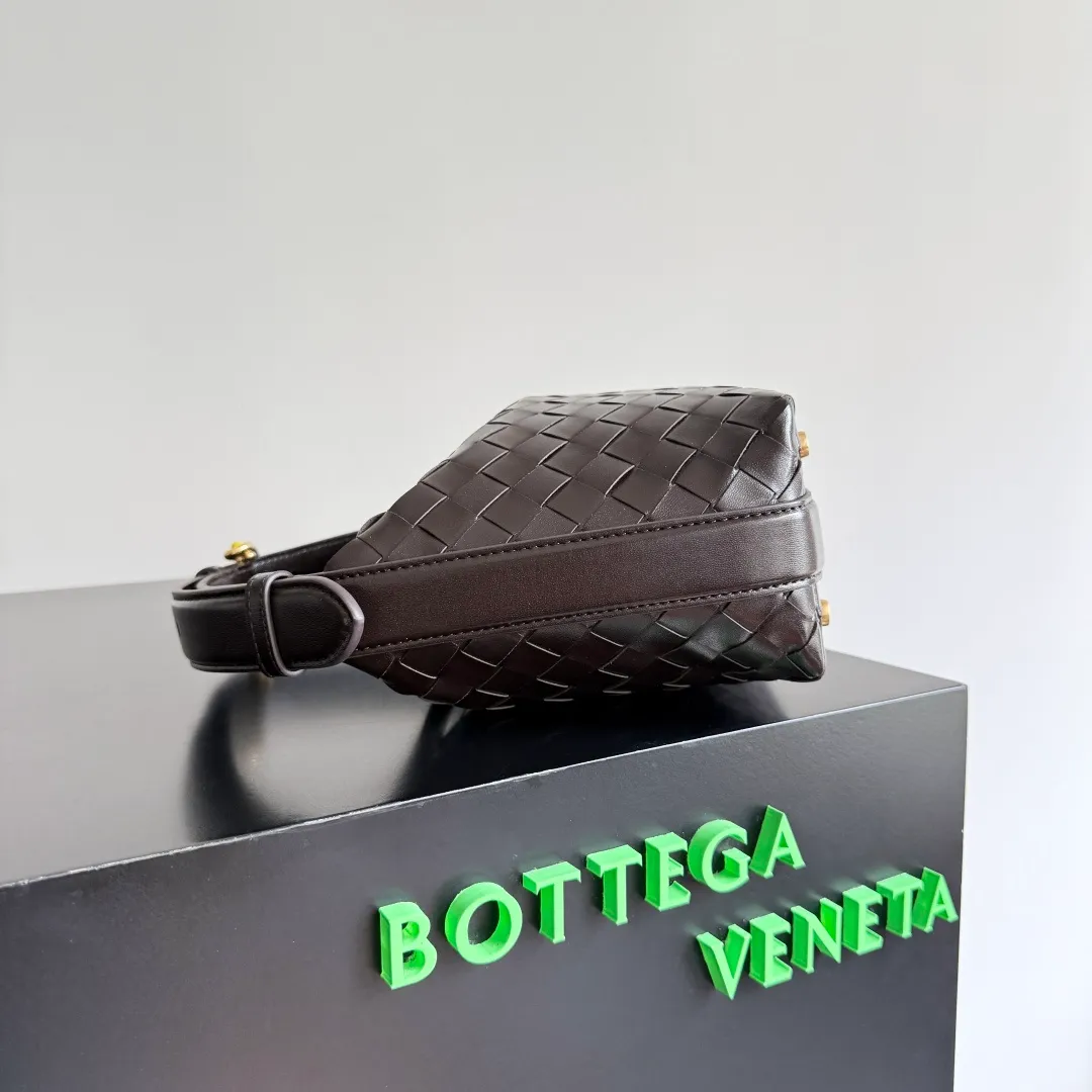 Batch 1880 BOTTEGA VENETA Year of the Snake🐍Limited Edition Wallace's classic Intreccio woven leather lunch bag, equipped with a lifelike golden snake-shaped buckle, playful and smart shape, which means the blessing of the snake. The shoulder strap can be adjusted in length. The shape of the bag evolved from the lunch bag. It has a classic shape and is versatile. The bag capacity is enough to carry mobile phones, keys, cosmetics, etc. during daily commuting and shopping. The limited edition for the Year of the Snake has an extra sense of sophistication, and it also means that snakes move around and bring good luck ~ Style number: 815395 (754443) Size: 22*13*9.5cm